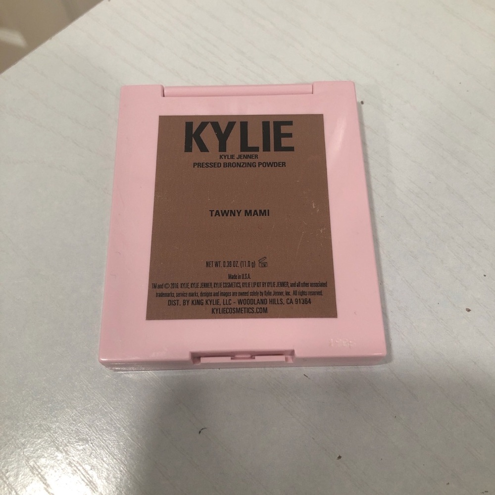 Kylie Cosmetics Pressed Bronzing Powder in the shade Tawny Miami